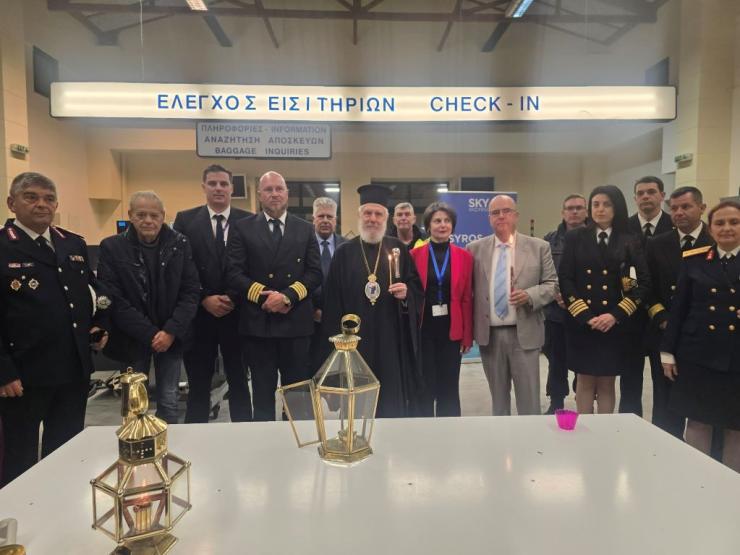 Η Σύρος υποδέχθηκε το Άγιο Φως (video+φωτος)