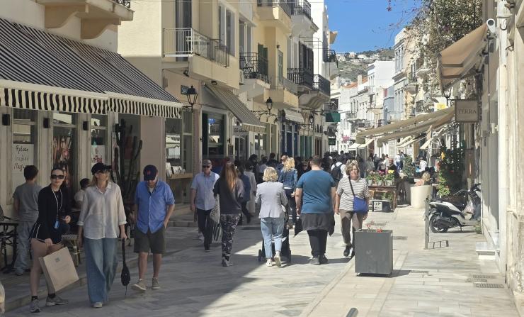 Σύρος: Η αγορά της Ερμούπολης “πλημμύρισε” από τους επιβάτες του κρουαζιερόπλοιου “MSC Lirica”