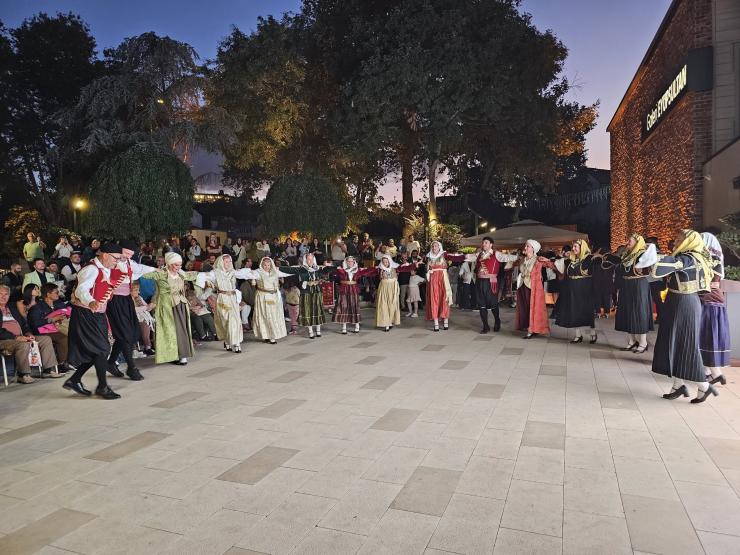 Με χορούς από πολλές περιοχές της Ελλάδας