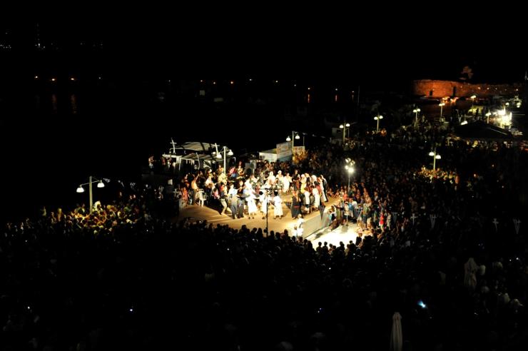 Φλόγες του χορού ανάβουν... στην Κουρσάρικη Βραδιά στη Νάουσα Πάρου