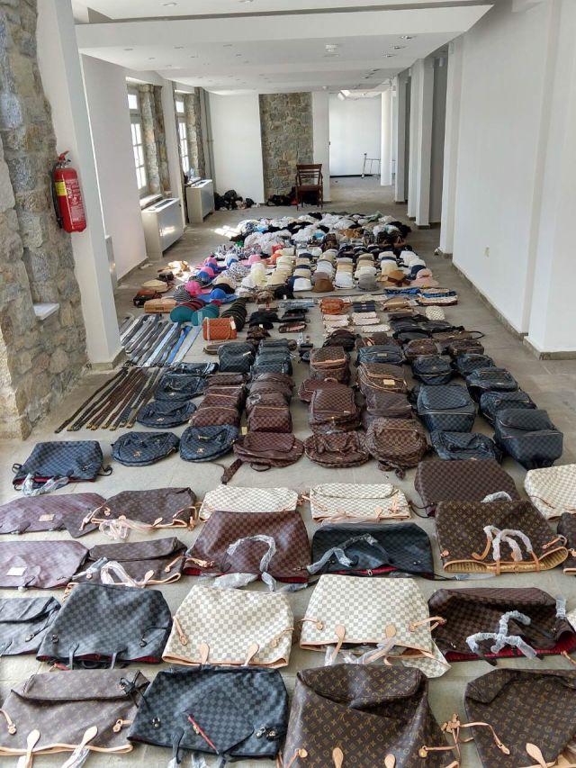 Εντοπισμός αλλοδαπών παρεμπόρων και καταστροφή των λαθραίων ειδών στη Μύκονο 