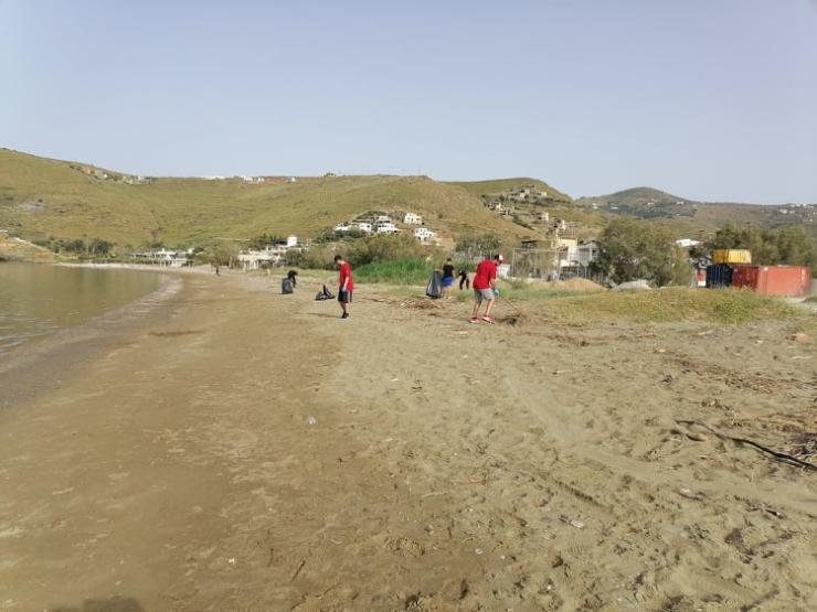 Εθελοντικός καθαρισμός της παραλίας Κορησσίας