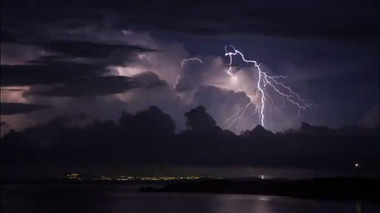 Καρέ - καρέ η ηλεκτρική καταιγίδα πάνω από τη Μύκονο