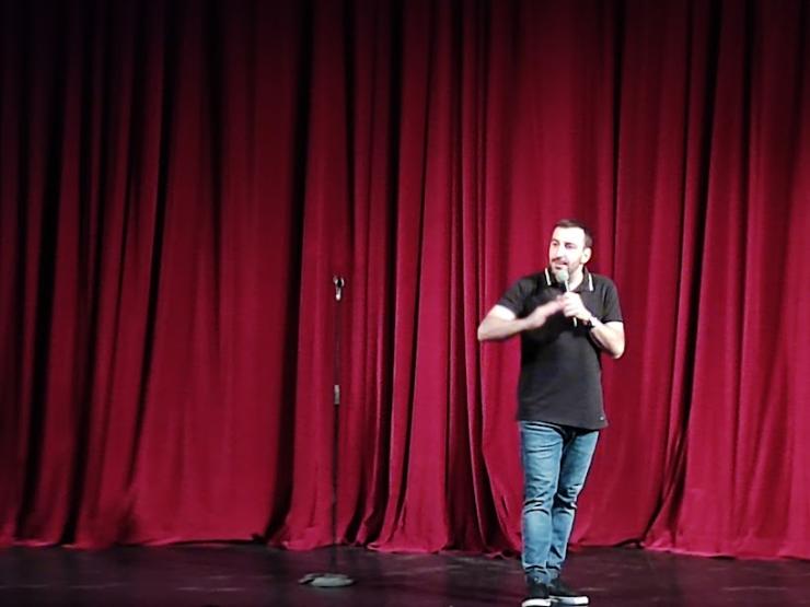 Ο Γιώργος Χατζηπαύλου πάντα έχει καλό... timing με το κοινό της Σύρου