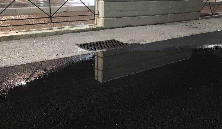 “Λίμνες” νερού μετά την επίστρωση 