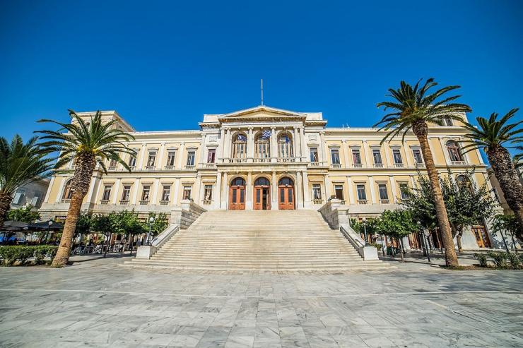 Υπογραφή σύμβασης για τη στεγάνωση της οροφής του δημαρχείου Ερμούπολης