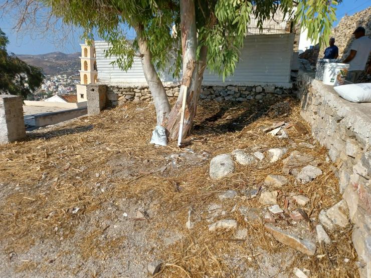 Εργασίες καθαριότητας σε δημοτικά οικόπεδα στην Άνω Σύρο