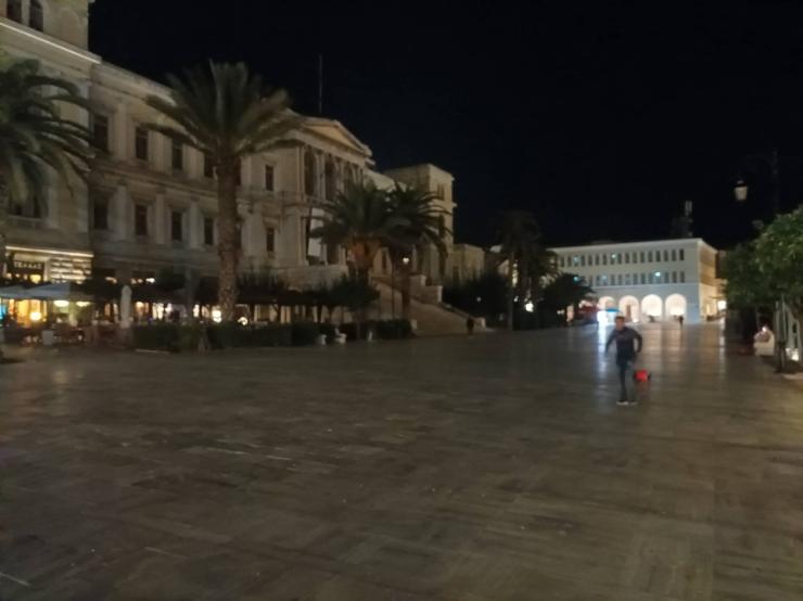 Στο σκοτάδι η πλατεία Μιαούλη και το Δημαρχείο