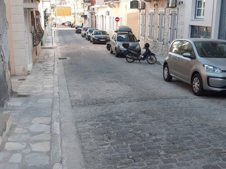 Επικίνδυνος ο δρόμος έξω από τον δημοτικό παιδικό σταθμό 