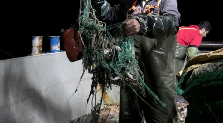 Ψαρεύοντας απορρίμματα στο Αιγαίο