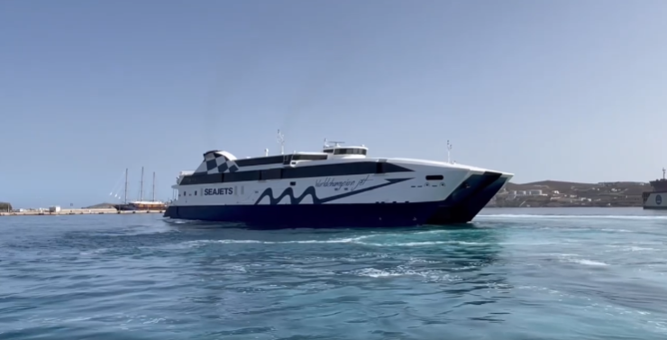 Αποχαιρετισμός του Worldchampion Jet στη Σύρο