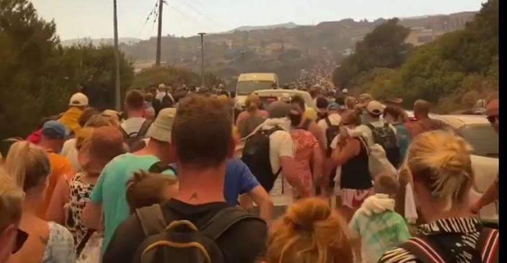 Φωτιά στη Ρόδο: Εκκενώσεις δια θαλάσσης - Έφτασε σε ξενοδοχεία η πυρκαγιά 