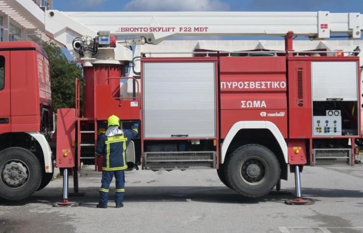 Τρίκαλα: Μεγάλη φωτιά σε εργοστάσιο βαμβακιού