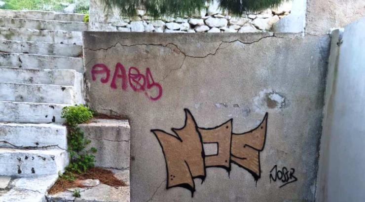 Η τέχνη του… graffiti έφτασε μέχρι τα Χρούσσα