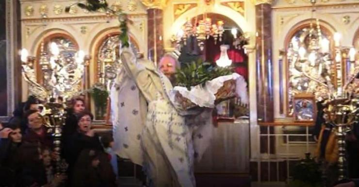 Χίος: «Χαμός» και φέτος στην πρώτη Ανάσταση με τον «ιπτάμενο Ιερέα» (VIDEO)