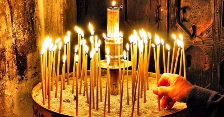Θρίλερ: Άνδρας βρέθηκε απαγχονισμένος σε δέντρο έξω από εκκλησία