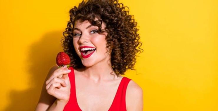 Χοληστερόλη: Το κατακόκκινο φρούτο που «διαλύει» τα λίπη στις αρτηρίες