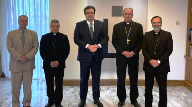 Συνάντηση του υπουργού Παιδείας με τον καθολικό επίσκοπο π. Πέτρο Στεφάνου