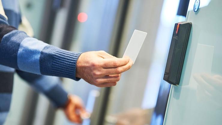 Πότε ξεκινά σε λιανεμπόριο και βιομηχανία η ψηφιακή κάρτα εργασίας