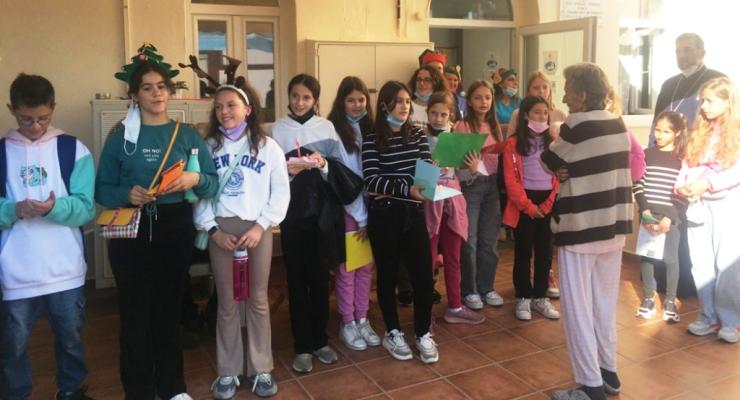 Σύρος: Μαθητές του 1ου Δημοτικού Σχολείου Ερμούπολης στον οίκο ευγηρίας της Μητρόπολης