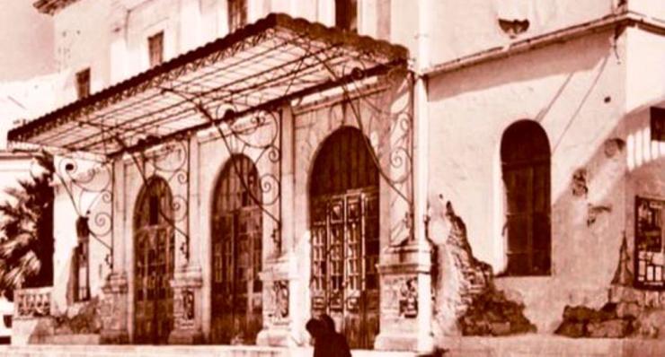 Σύρος: Επανατοποθετείται στέγαστρο στην είσοδο του θεάτρου Απόλλων