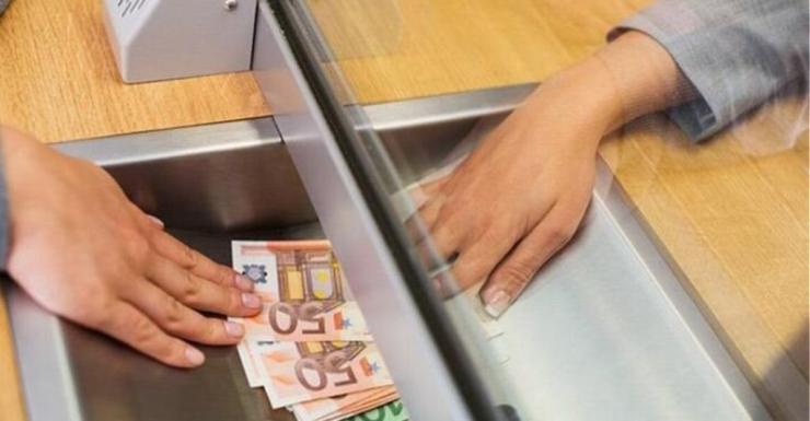 Δικαίωση ΕΚΠΟΙΖΩ για την επιβολή μηνιαίας χρέωσης 0,80 ευρώ σε καταθετικούς λογαριασμούς