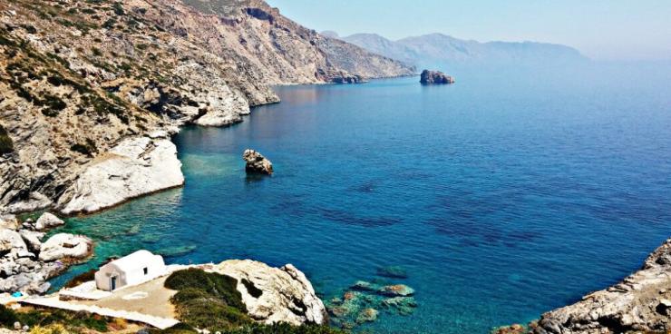 Αμοργός: Έργο βελτίωσης οδοποιίας προς παραλία Αγίας Άννας και Μονή Χοζοβιώτισσας