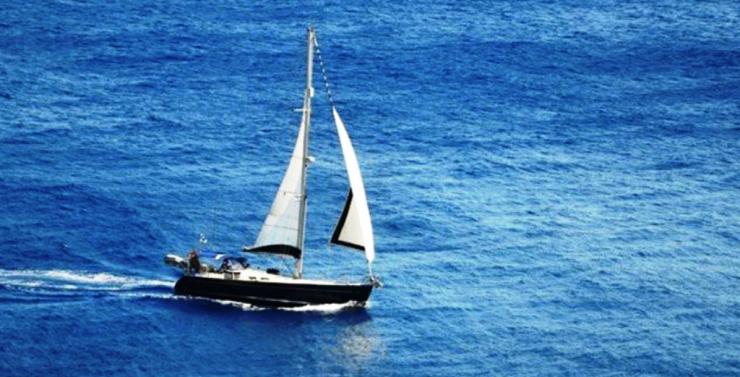 Ακυβερνησία ιστιοφόρου με 15 επιβάτες στη Σέριφο