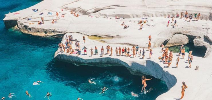 Περιπέτεια για δύο νεαρούς λουόμενους στη Μήλο