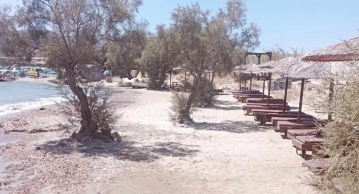 Πάρος: Απομάκρυνση ομπρελοκαθισμάτων από την παραλία Κολυμπήθρες