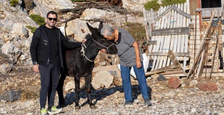 Κίναρος: Έφτασε στην κυρά Ρηνιώ το γαϊδουράκι που θα της κρατάει συντροφιά