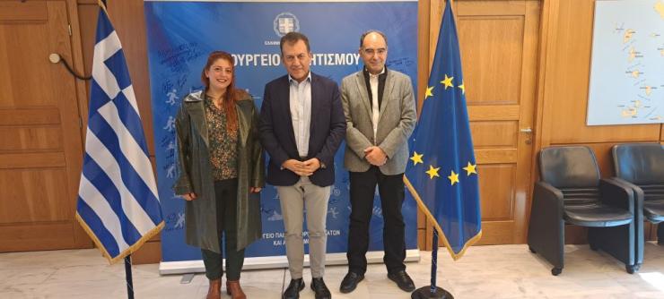 Πάρος: Συνάντηση με Βρούτση για την υλοποίηση γηπέδου ποδοσφαίρου στη Νάουσα