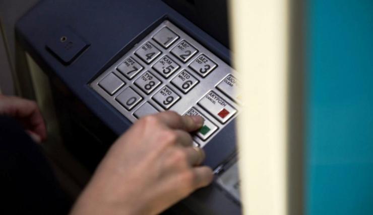 Ποιες τραπεζικές προμήθειες μειώνονται από σήμερα