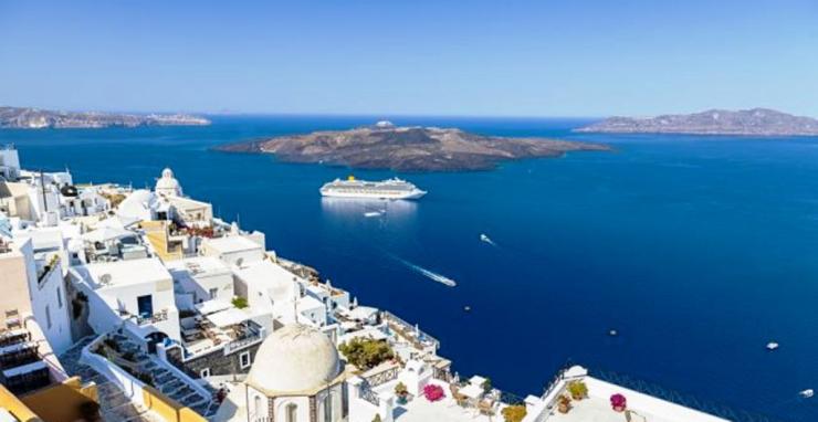 Στάση αναμονής από διεθνείς tour operators και εταιρείες κρουαζιέρας για τη Σαντορίνη