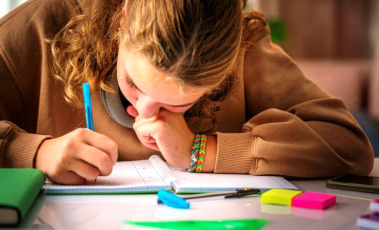 Πανελλήνιες 2025: Πώς να προστατεύσετε τα μάτια σας από το πολύωρο διάβασμα