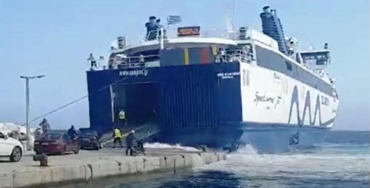 Έσπασε κάβος πλοίου κατά τη φόρτωση οχημάτων εν μέσω θυελλωδών ανέμων (VIDEO)