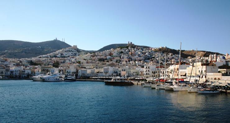 Σύρος: Τραυματισμός 78χρονης σε πλοίο μέσα στο λιμάνι της Ερμούπολης