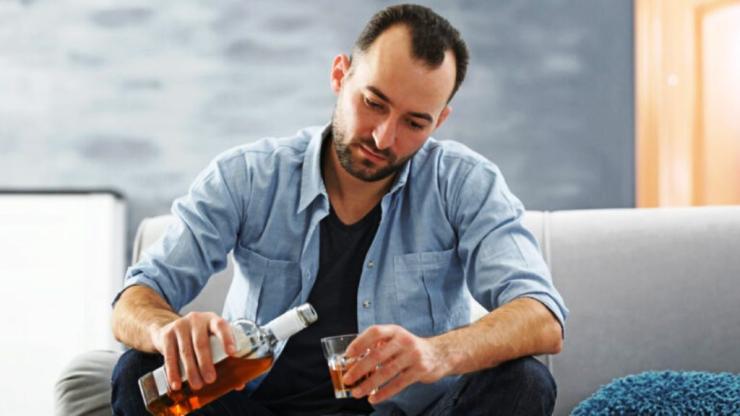 Πόσα αλκοολούχα ποτά την εβδομάδα αυξάνουν τον κίνδυνο εγκεφαλικών βλαβών