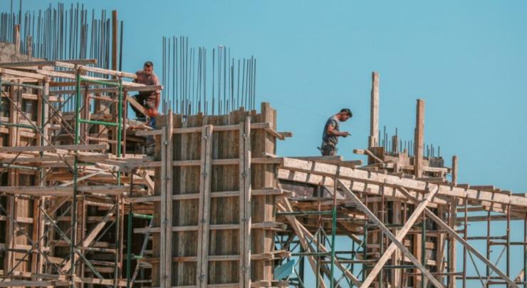 ΕΛΣΤΑΤ: Ισχυρή μείωση στις οικοδομικές άδειες τον Απρίλιο