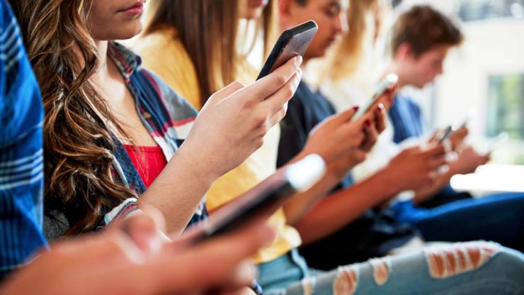 Έρευνα: Η απαγόρευση των κινητών στην Ολλανδία βελτίωσε το σχολικό περιβάλλον