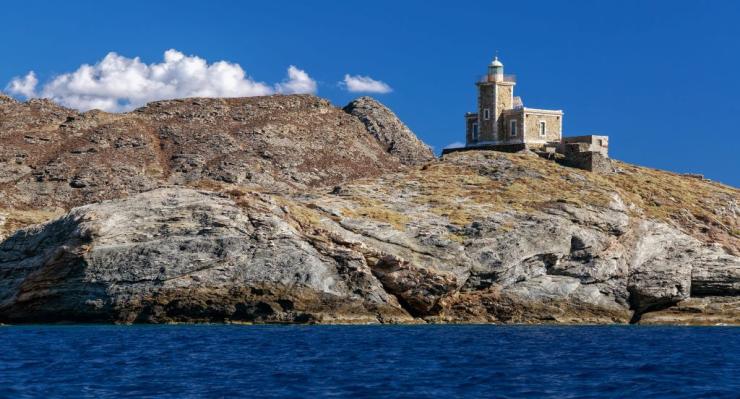 Οι επιβλητικοί φάροι της Τήνου