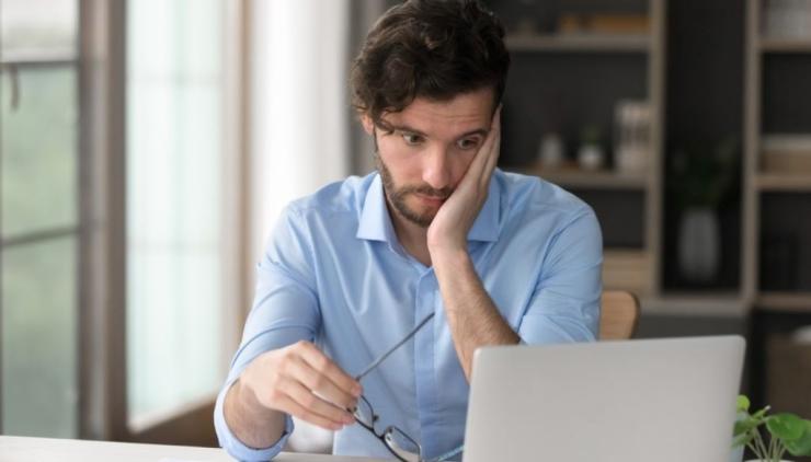 Ποια είναι η Γενιά Ζ που μένει ακόμα στο πατρικό και νιώθει εξουθενωμένη από τη δουλειά