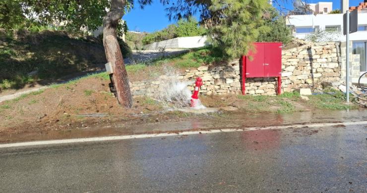 Σύρος: Έσπασε πυροσβεστικός κρουνός στο Μάννα