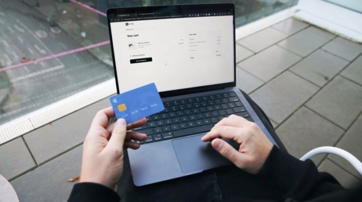 Δύο στους τρεις καταναλωτές στα νησιά του Αιγαίου αγοράζουν online