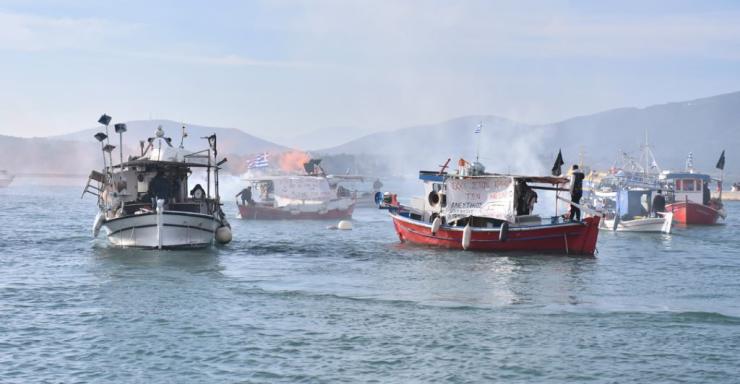 Αποκλεισμένο από στεριά και θάλασσα το λιμάνι του Βόλου από αγρότες και ψαράδες