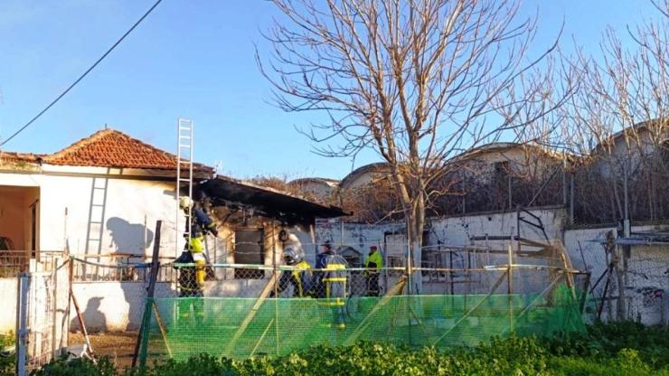 Στο νοσοκομείο 67χρονη μετά τη φωτιά που ξέσπασε στο σπίτι της