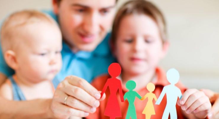 Γιατί πολλοί γονείς δεν είδαν την αύξηση στο μισθό τους μετά τη νέα φορολογική κλίμακα