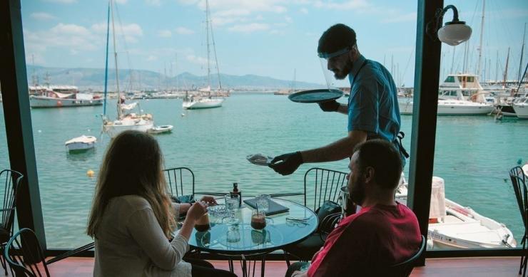 Εστίαση - Τουρισμός: Αυξήσεις 12% με διετή σύμβαση και βασικό μισθό 930 ευρώ έως 1.100 ευρώ