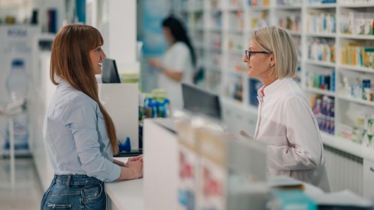 Ακριβά φάρμακα: Διευκολύνσεις για ταχύτερη εξυπηρέτηση των πολιτών ζητούν οι φαρμακοποιοί