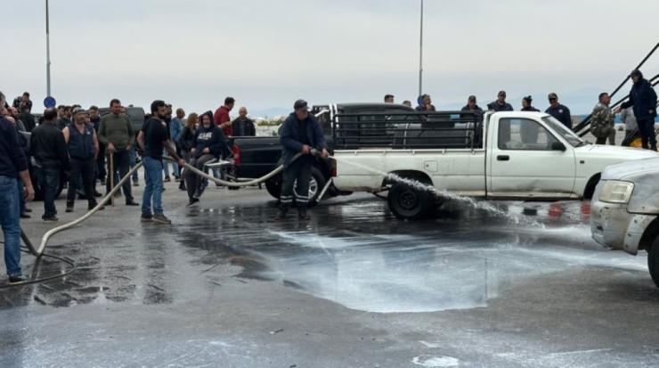 Άνοιξαν το λιμάνι της Μυτιλήνης οι κτηνοτρόφοι